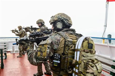 US Coast Guard MSRT members during VBSS training [2048 1367] | Us coast guard, Coast guard ...