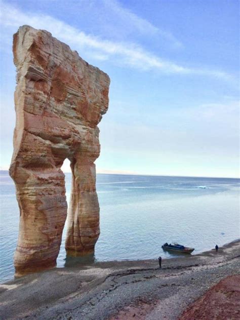 Mysterious 'pants' arch baffles internet, geologists and Nunavut tourism office | CBC News