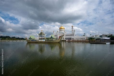 Sultan Omar Ali Saifuddien Mosque in Brunei during cloudy day ...