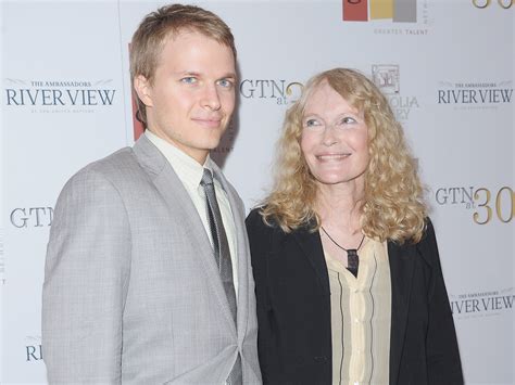 Mia Farrow: Son Ronan is "possibly" Frank Sinatra's - CBS News