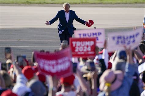 Trump holds first 2024 campaign rally, dismissing potential looming ...