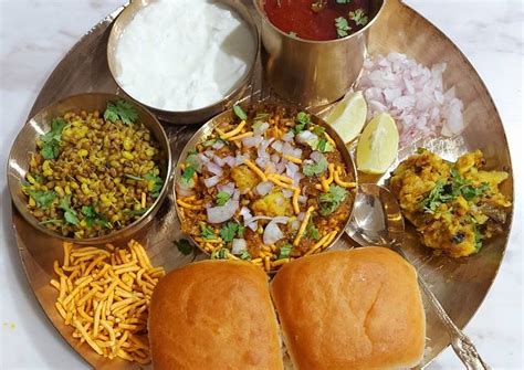 Kolhapuri Misal Pav Recipe by Geeta Godhiwala - Cookpad