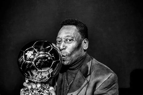 Pelé et le Ballon d'Or - Photo et Tableau - Editions Limitées - Achat / Vente