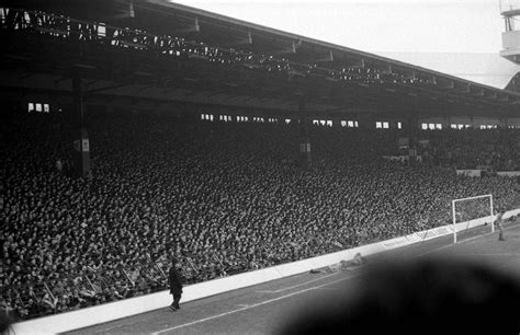 An image of the Kop in 1983. : r/LiverpoolFC