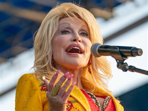 Dolly Parton To Headline Dallas Cowboys’ Halftime Show On Thanksgiving ...