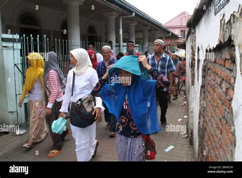 SURABAYA - INDONESIA, 23 JUNE 2013 : Pilgrims visit the Tomb of Sunan ...