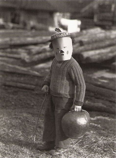 20 Vintage Halloween Costumes That Are Way Creepier Than What You See ...