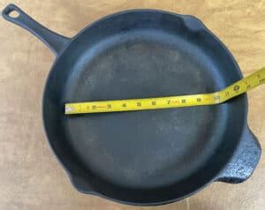 What Size Cast Iron Skillet Should You Buy? (Comparison Chart)