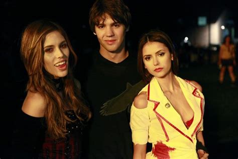 Vicki Donovan, Jeremy Gilbert e Elena Gilbert - 2009. | Vampire diaries, Vampire diaries seasons ...