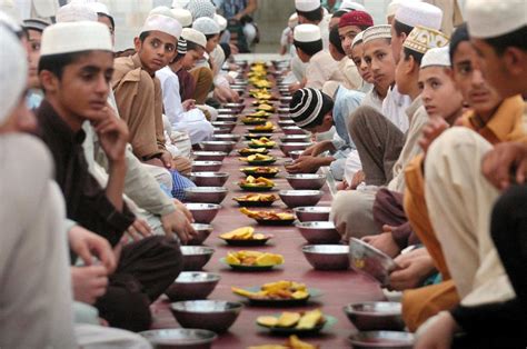 Pakistani Muslims pray before breaking their fast - People's Daily Online