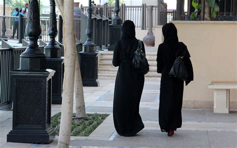 Guide to The Dress Code in Dubai For Men, Women & Tourists - MyBayut