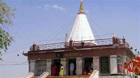 Maihar Devi Temple: इस मंदिर में रोज होता है चमत्‍कार, पुजारी के आने से पहले देवी मां को चढ़े ...