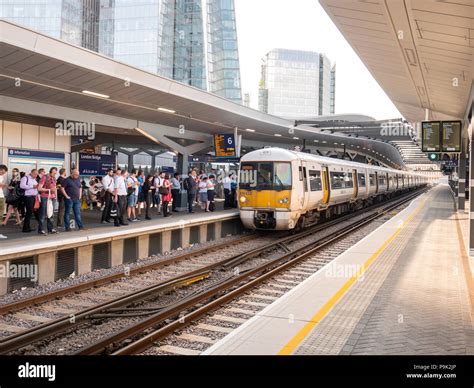 Commuters on the platform at London Bridge train station, UK Stock ...