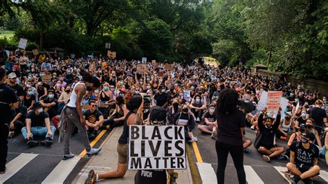 In New York Protests, a Night Without Curfew or Conflict - The New York Times