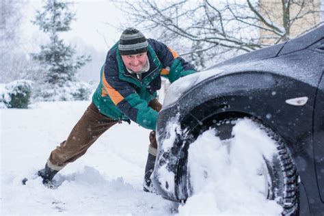 How to get a car unstuck from snow - Carpages Blog