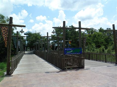 Baton Rouge Zoo - Entrance Bridge - ZooChat