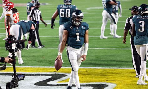 Jalen Hurts, DeVonta Smith named team captains for Eagles