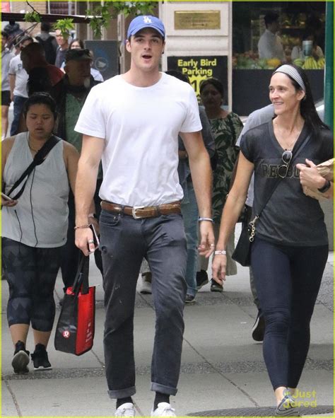 Jacob Elordi Checks Out Vancouver With His Mom During Downtime From '2 ...