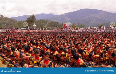 10001 Dancers Perform Traditional Saman Dance. Saman Dance is One of ...