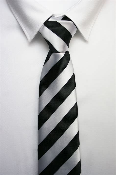 Corbata Raya Blanca Negra - Vizenzo | Corbatas, Corbatas masculinas, Trajes de moda para hombre