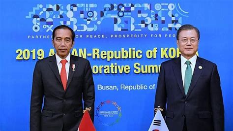 Gaya Jokowi Saat Jumpa Presiden Korea Selatan Moon Jae-in - Foto 5