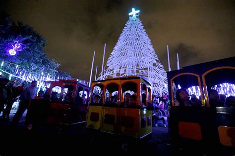 Luces de la Villa Navideña iluminaron la noche de Tegucigalpa