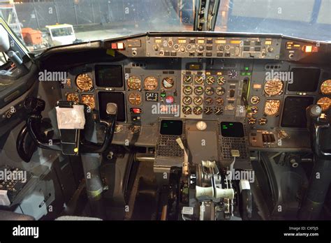 The cockpit of a British Airways Boeing 737 400 Stock Photo, Royalty ...