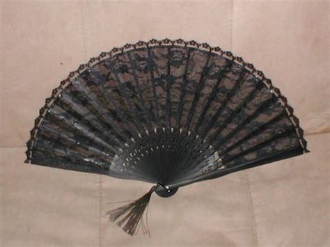 Vintage BLACK Lace Folding Fan Chantilly Lace, Pretty Flowers, Hand Fan, Vintage Black, Ebony ...