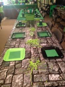 Table for a Minecraft party! | Minecraft party decorations, Minecraft ...