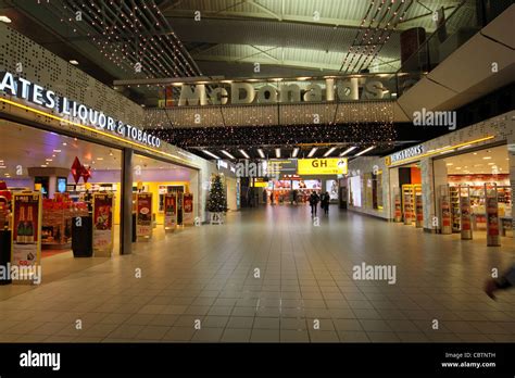 DUTY FREE SHOPS SCHIPHOL AIRPORT AMSTERDAM HOLLAND 24 November 2011 Stock Photo, Royalty Free ...