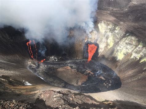 Hawaii volcano - Kilauea crater spews lava and ash in spectacular pictures as eruption goes on ...
