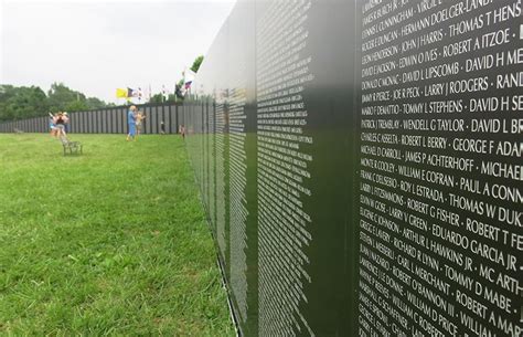 Vietnam memorial wall honors veterans, lives lost – The Daily Eastern News