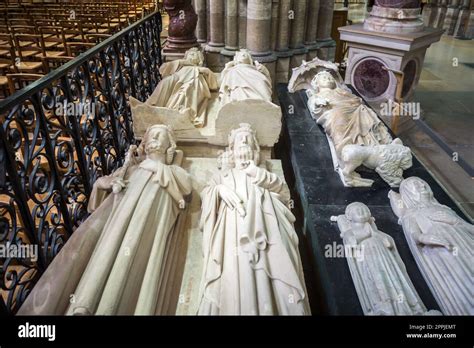 Tombs of the Kings of France in Basilica of Saint-Denis Stock Photo - Alamy