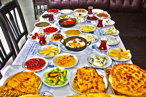 Akşam Yemeği ve Kahvaltı Arasındaki 16 Müstesna Fark - Yemek.com