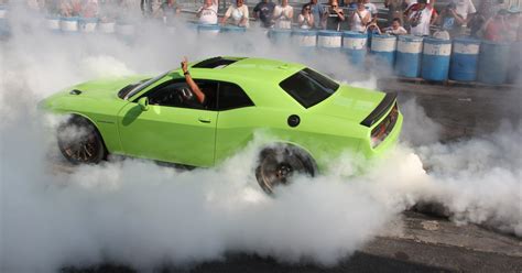 Video: Chrysler CEO does burnout in 707hp Dodge Challenger SRT Hellcat ...