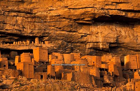 Photos and pictures of: Abandoned cliff dwellings on the Bandiagara ...