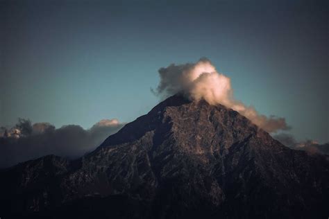 White Clouds over the Mountain · Free Stock Photo