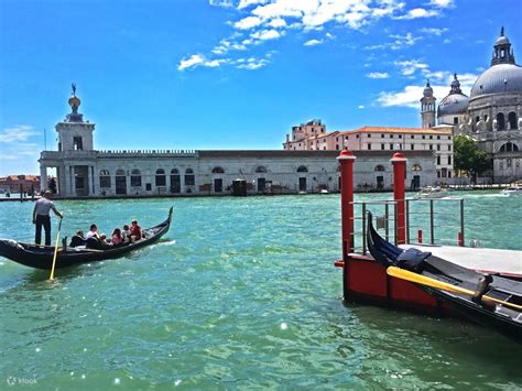 Grand Canal Gondola Ride with Commentary, Music, and Singers in Venice ...