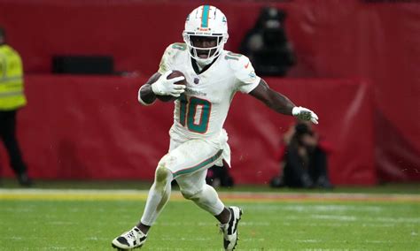 WATCH: Dolphins WR Tyreek Hill mic’d up for first game vs. Chiefs