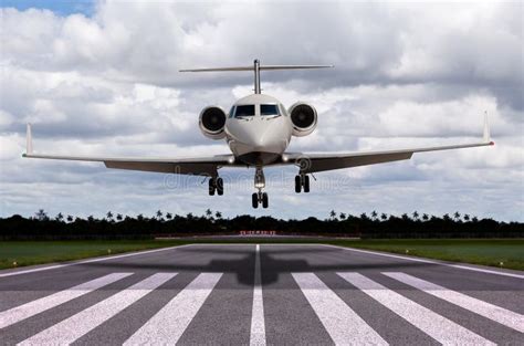 112 Close Up Private Jet Landing Stock Photos - Free & Royalty-Free Stock Photos from Dreamstime