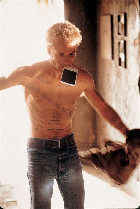 Guy Pearce in MEMENTO (2000) | Movie tattoos, Film noir, Cinema