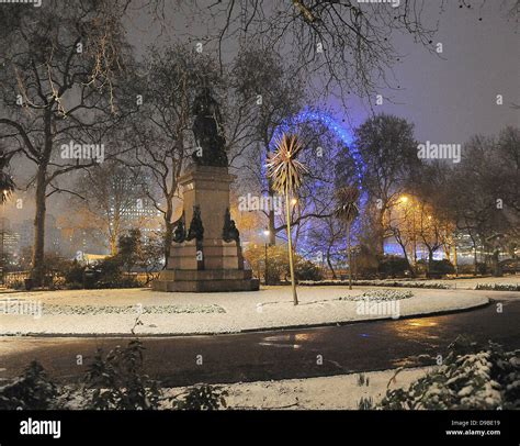 Snowfall in Central London. London, England - 10.02.12 Stock Photo - Alamy