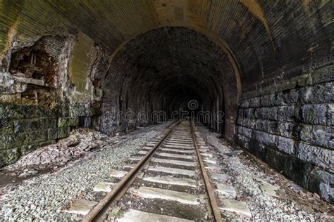 Ferrovia Abbandonata - Vista Della Pista Sul Pomeriggio Nuvoloso Fotografia Stock - Immagine di ...