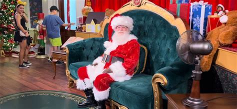 PHOTOS, VIDEO: Santa Claus Meet and Greet Returns to Disney's Hollywood ...