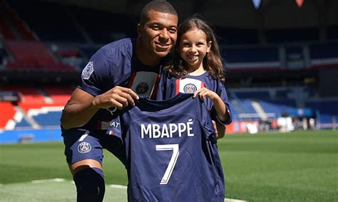 VIDEO: Girl with rare illness pedals 90km to meet French footballer Mbappé - GulfToday