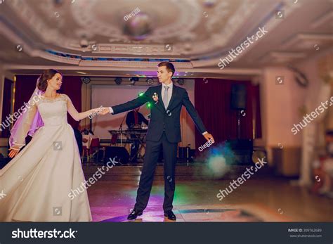 Romantic Couple Dancing On Their Wedding Stock Photo 309762689 | Shutterstock