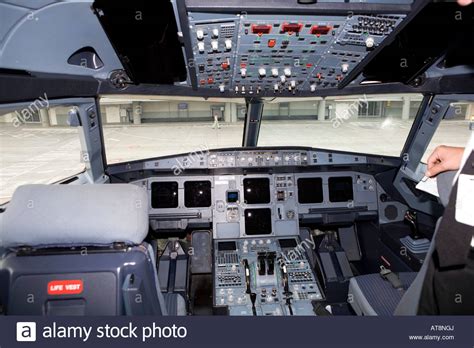 Airbus A320 Cockpit Stock Photos & Airbus A320 Cockpit Stock Images - Alamy