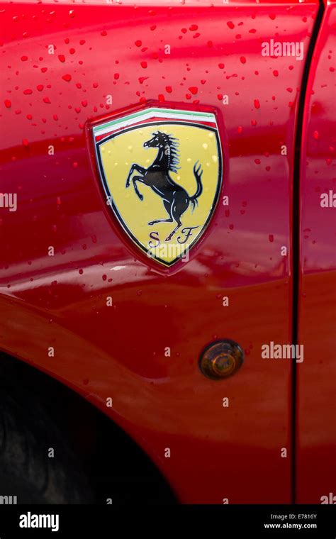 Logo ferrari sur le côté de la voiture rouge Ferrari Photo Stock - Alamy