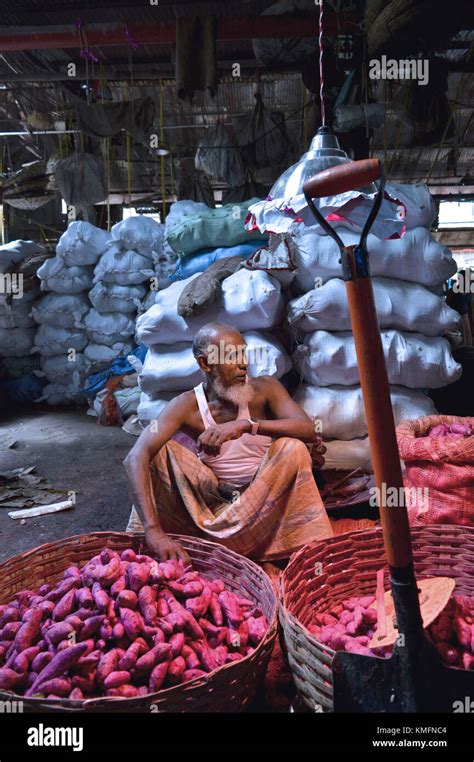 Sealdah market hi-res stock photography and images - Alamy