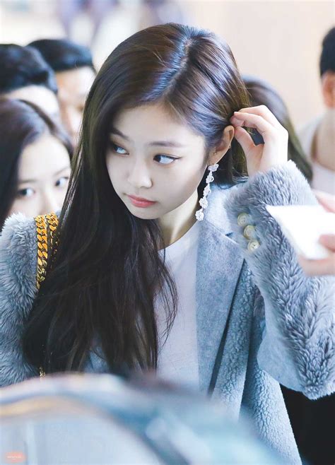 Blackpink-Jennie-Airport-Fashion-glam-outfit-Jeju-Island-24